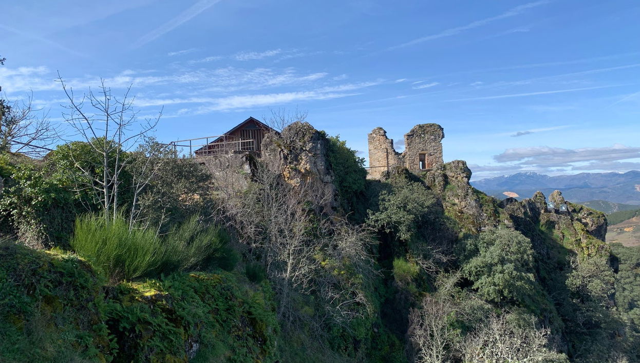 Visita guiada por el Castillo de Cornatel - Foto 1