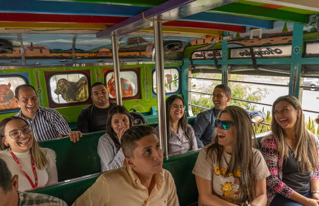 Tour en chiva por Medellín - Foto 2