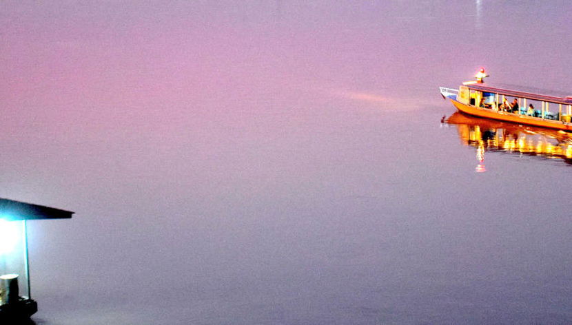 Paseo en barco al atardecer por el río Mekong - Foto 3
