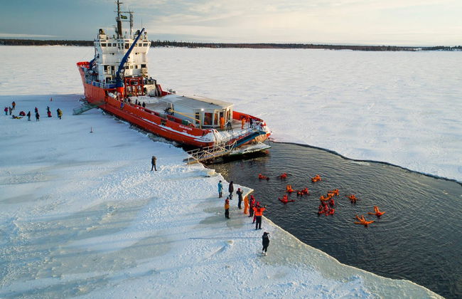 Paseo en barco rompehielos + Flotación en el mar de Botnia - Foto 7