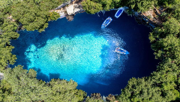 Impresionante vista aérea de la cueva Melissani