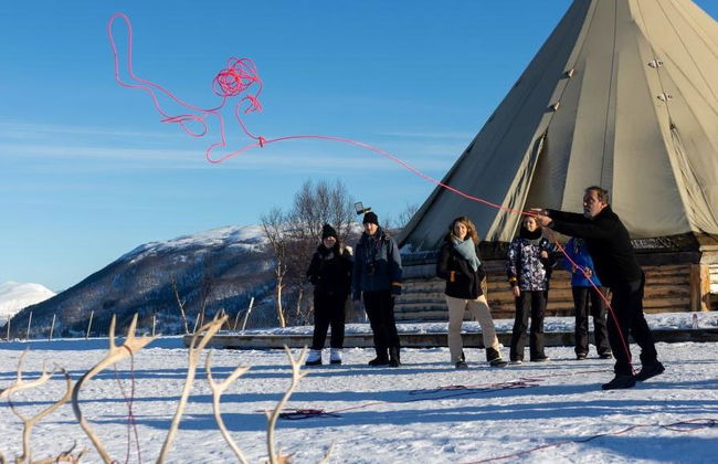 Descubra la historia del pueblo sami con una experiencia en trineo de renos - Tour de medio día - Foto 4