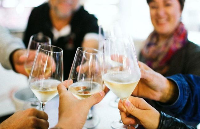 Explore Wine Bars with Local Wine Expert - Small Group Tour - Foto 3