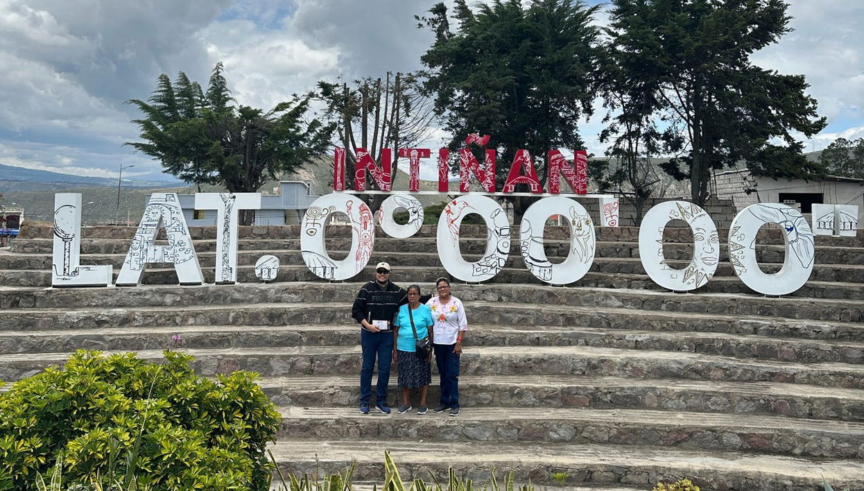Tour por la Mitad del Mundo y el Museo Intiñan + Teleférico - Foto 1