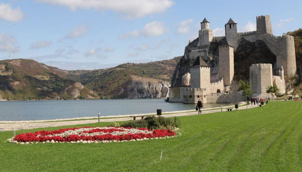 Viaje por el Danubio y visita a tres fortalezas medievales – Excursión privada de día completo - Foto 1