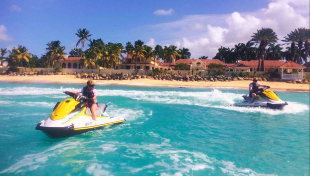 Conduciendo las motos de agua