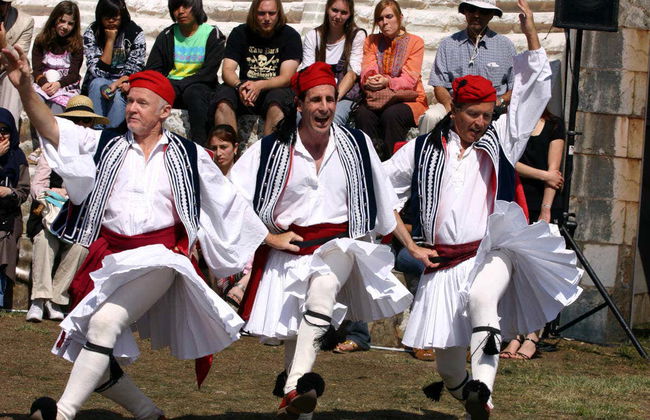 Traditional Greek Dance at Dora Stratou Theatre - Foto 1