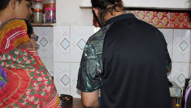 Aula de cozinha e refeição com uma família indiana - Foto 3