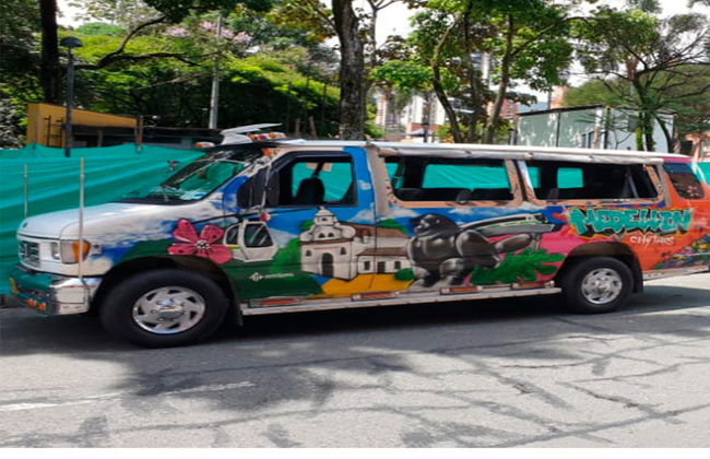 Tour del grafiti por la Comuna 13 en minibús temático - Foto 8