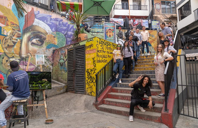 Tour del grafiti por la Comuna 13 en minibús temático - Foto 2
