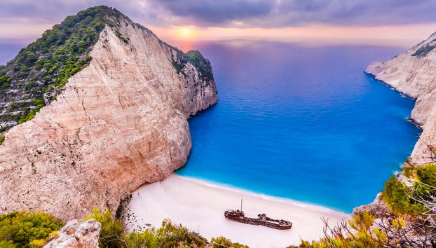 Passeio de barco pelas Grutas Azuis e praia de Navagio - Foto 2