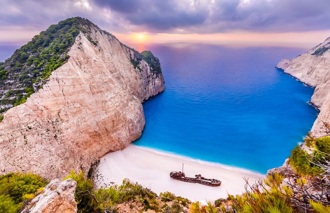 Passeio de barco pelas Grutas Azuis e praia de Navagio - Foto 2