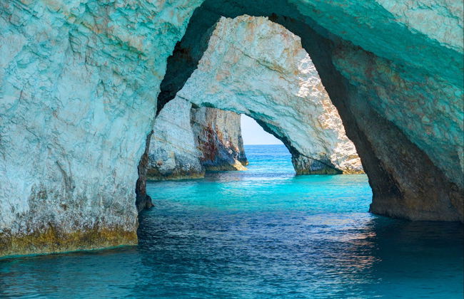 Passeio de barco pelas Grutas Azuis e praia de Navagio - Foto 3