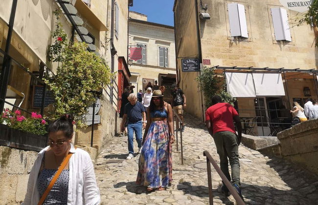 Excursión a Saint-Émilion con visita a la iglesia monolítica + Cata de vinos - Foto 3