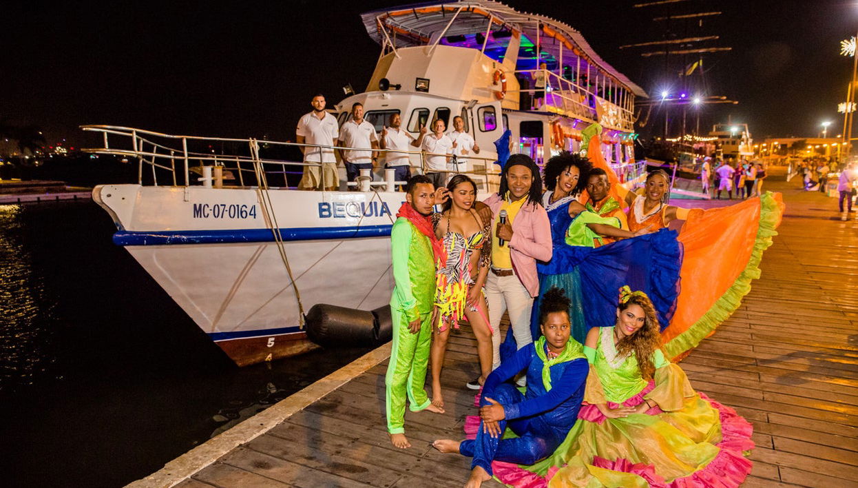 Paseo en barco con espectáculo y cena por Cartagena - Foto 1