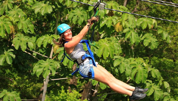 Voando de tirolesa sobre o Parque Diamante Eco