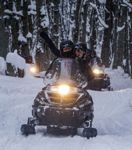 Foto de Aventura en moto de nieve y raquetas en Valle Tierra Mayor