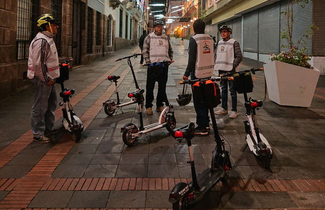 Tour nocturno en patinete eléctrico por Quito - Foto 6