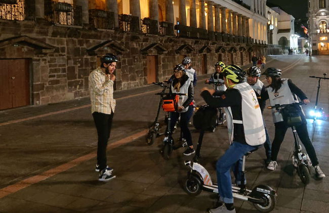 Tour nocturno en patinete eléctrico por Quito - Foto 5