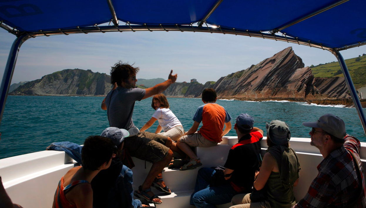 Paseo en barco por el Flysch de Zumaia, Motrico y Deva - Foto 1