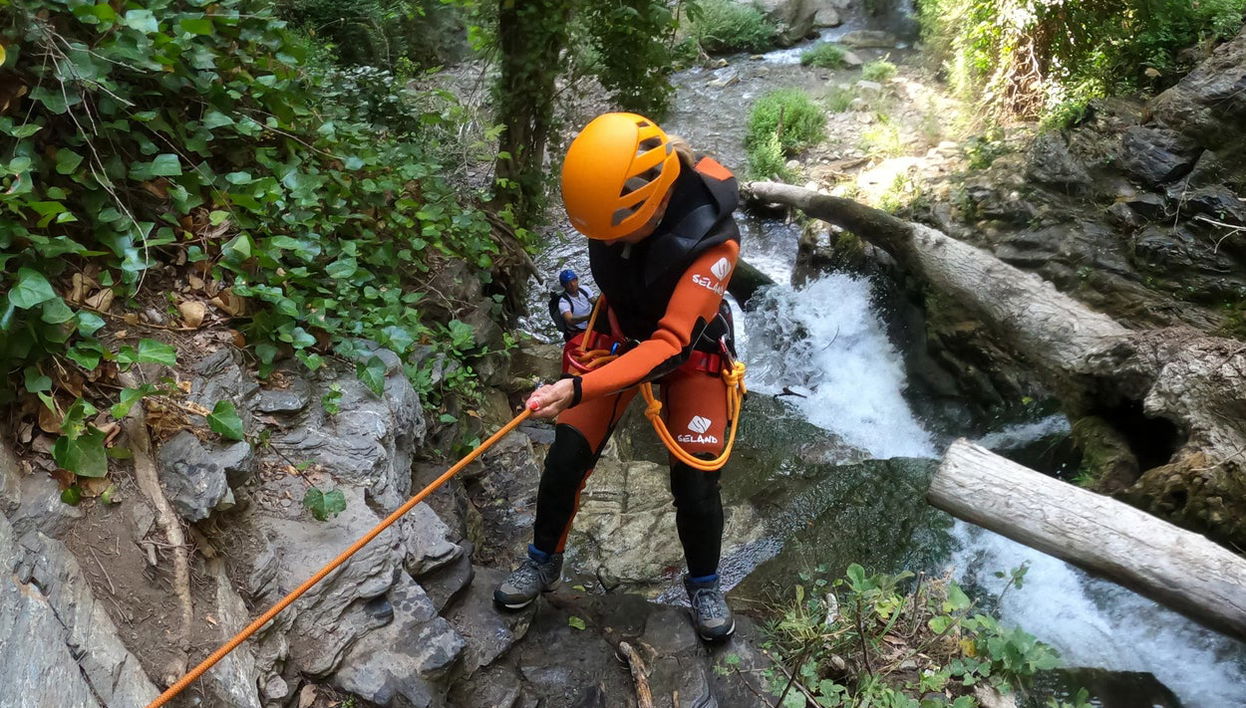 Barranquismo en la Sima del Diablo - Foto 1