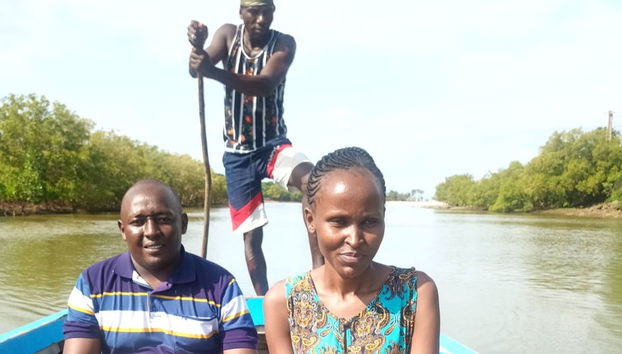 Paseo en canoa por el río Congo al atardecer - Foto 2