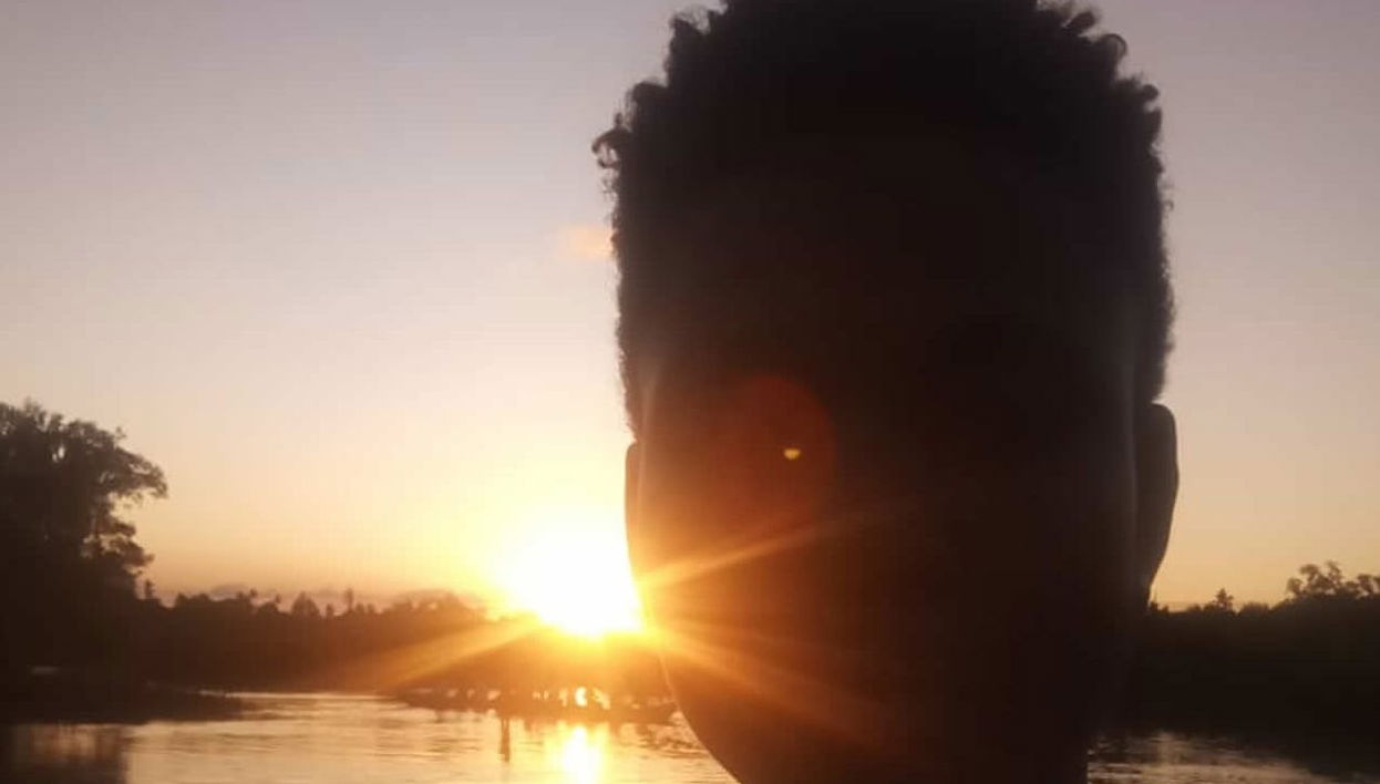 Paseo en canoa por el río Congo al atardecer - Foto 1