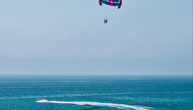 Volando en parasailing en un día despejado