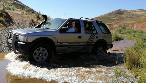 Vadeando un río del Algarve con el 4x4