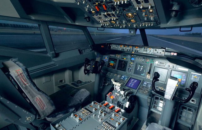 Esperienza Simulatore di Volo INTERMEDIATE CRUISE 60 Minuti in Torino - Foto 1