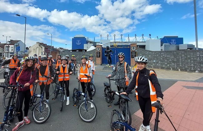 Tour de 3 horas en bicicleta eléctrica por estadios de fútbol en Reino Unido - Foto 1