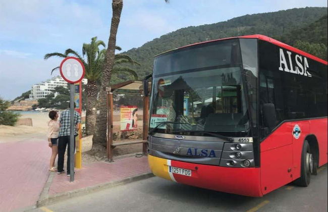 Bus entre l'aéroport et la ville d'Ibiza - Photo 3