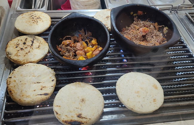 Tour de comida callejera por Medellín - Foto 1