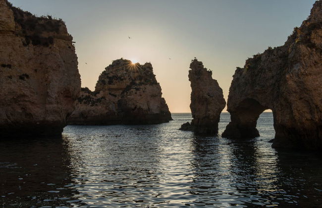 Paseo en barco por Ponta da Piedade al atardecer - Foto 7