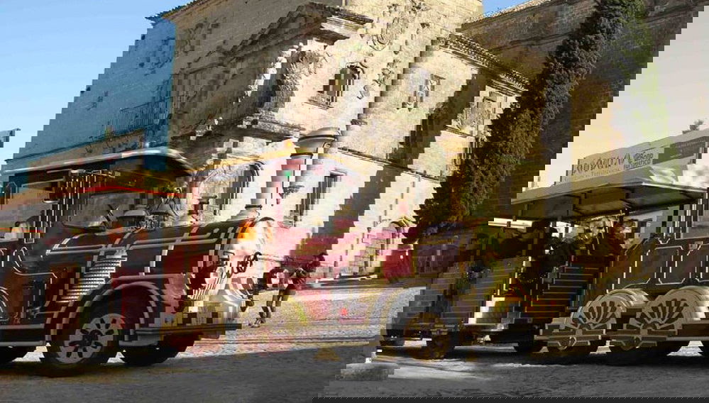 Tren turístico de Baeza - Foto 1