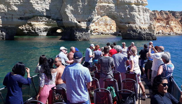 Balade en catamaran dans les grottes de Benagil - Photo 2