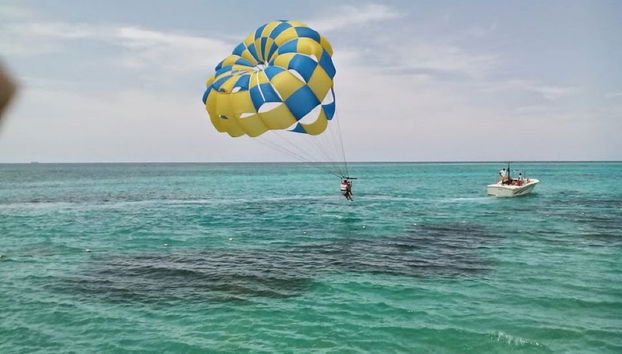 Parasailing en Bahía Montego - Foto 3