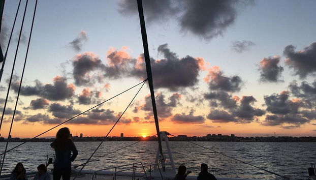 Passeio de catamarã ao entardecer - Foto 2