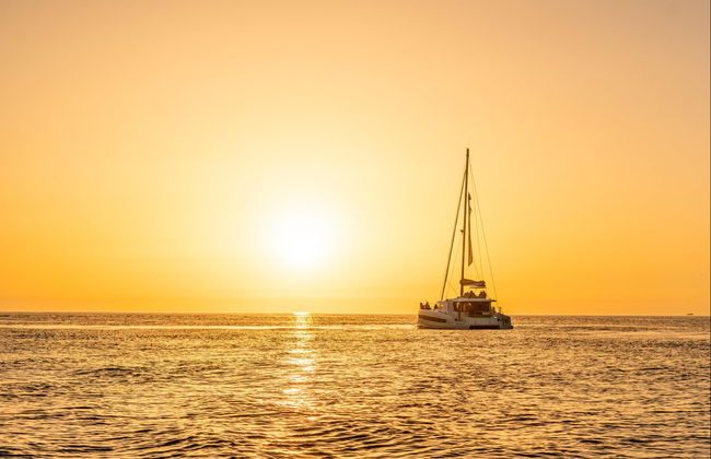 Paseo en catamarán al atardecer - Foto 3