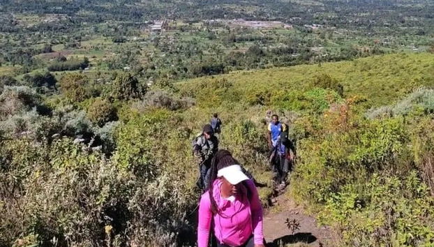 Realizando el sendero por el bosque de Kimakia