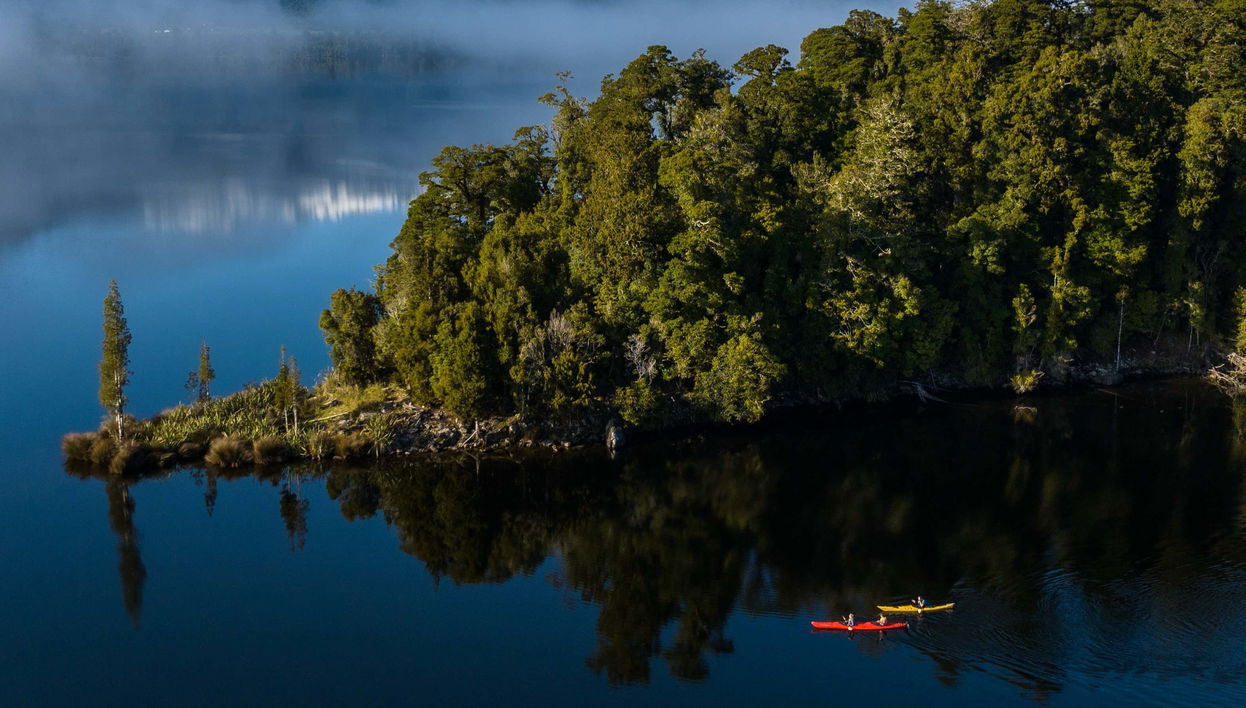 Tour en kayak por el lago Mapourika