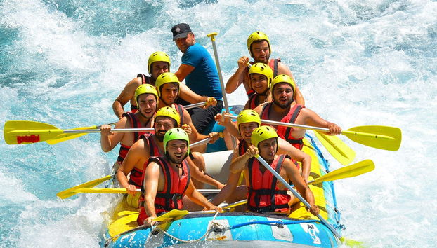 Praticando rafting em Antalya