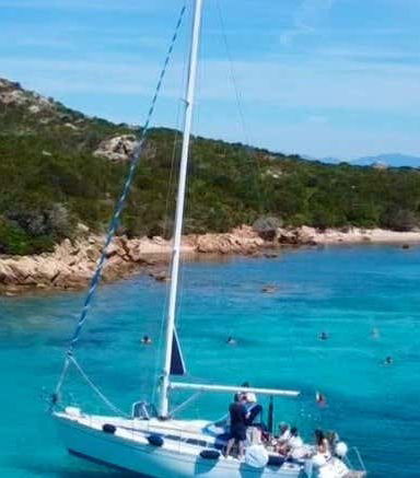 Foto de Velero por La Maddalena, Spargi, Budelli y Santa María