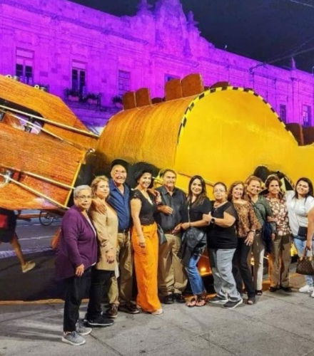 Foto de Cena con espectáculo de mariachis + Autobús guitarra