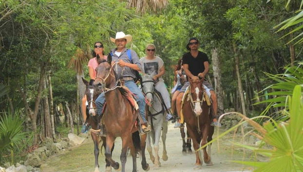 El grupo a caballo por Tulum