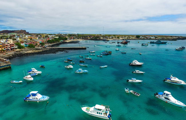 Ferry Between Santa Cruz + San Cristóbal Islands - Foto 7