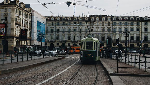 Esplora i luoghi instabili di Torino con un locale - Foto 5