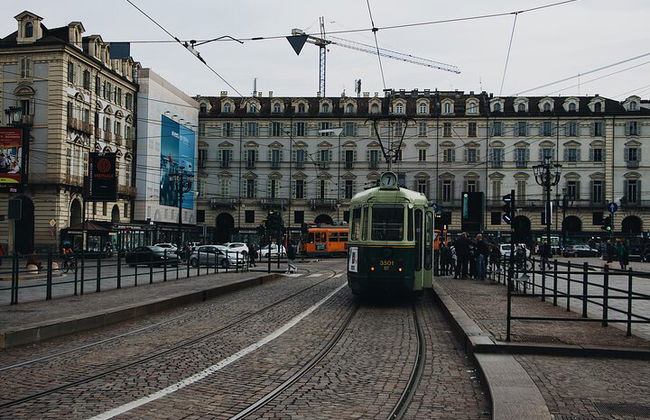 Esplora i luoghi instabili di Torino con un locale - Foto 5