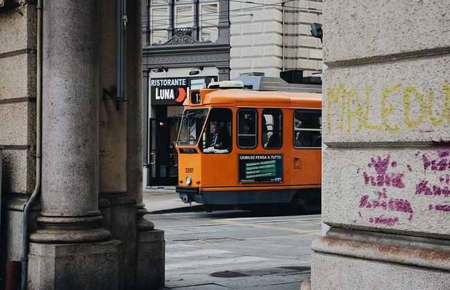 Esplora i luoghi instabili di Torino con un locale - Foto 1