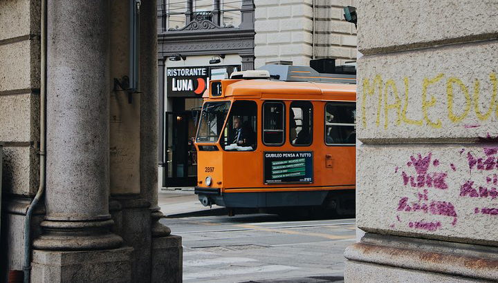 Esplora i luoghi instabili di Torino con un locale - Foto 1